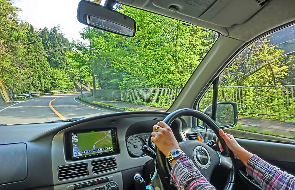 ドライブをしながら音楽を楽しむ