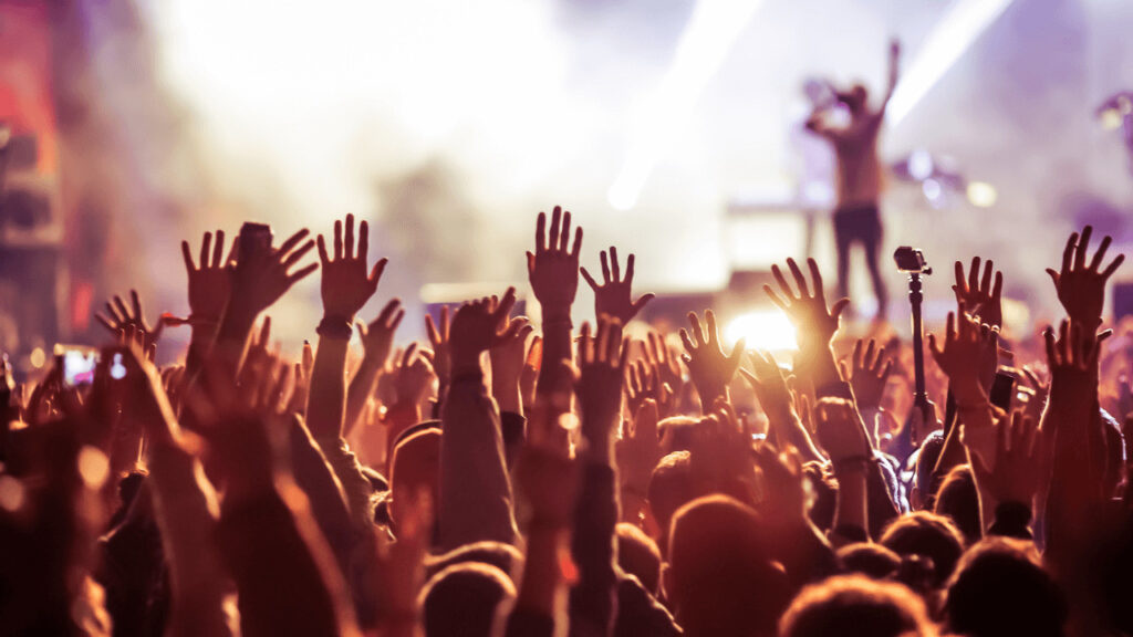 ライブで熱狂するファンたち
