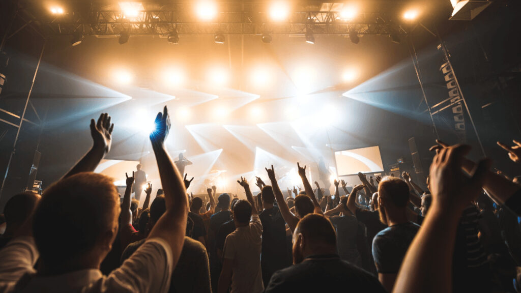 大きなステージで演奏するミュージシャン