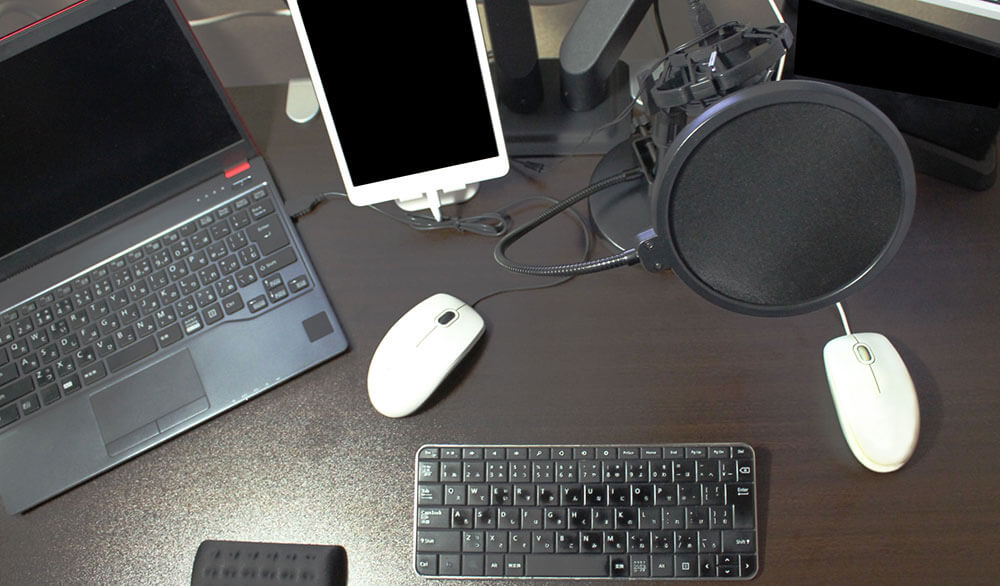 オンライン配信するためのパソコンとタブレット