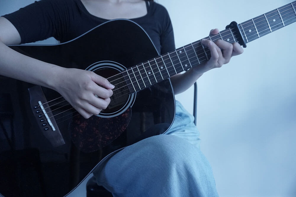 コロナで自宅に篭り演奏するミュージシャン