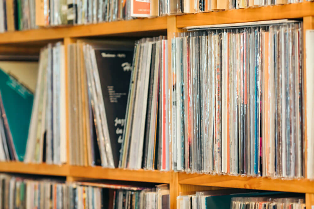 棚に並ぶ古いレコード
