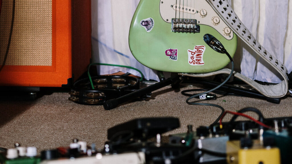 ライブハウスの楽屋は楽器や機材置き場