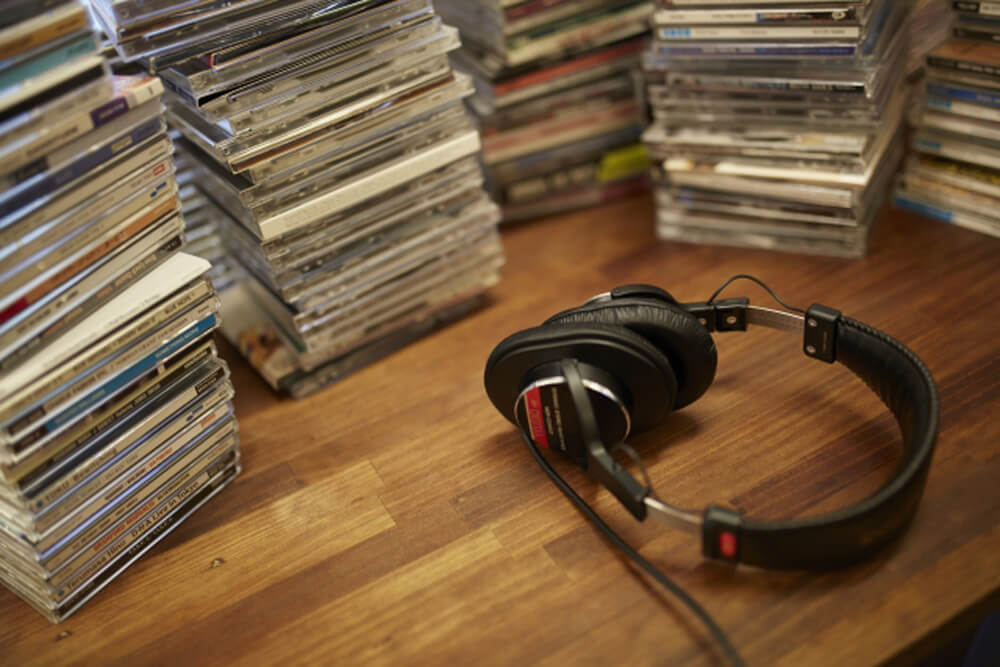 机の上に大量に積まれるCD