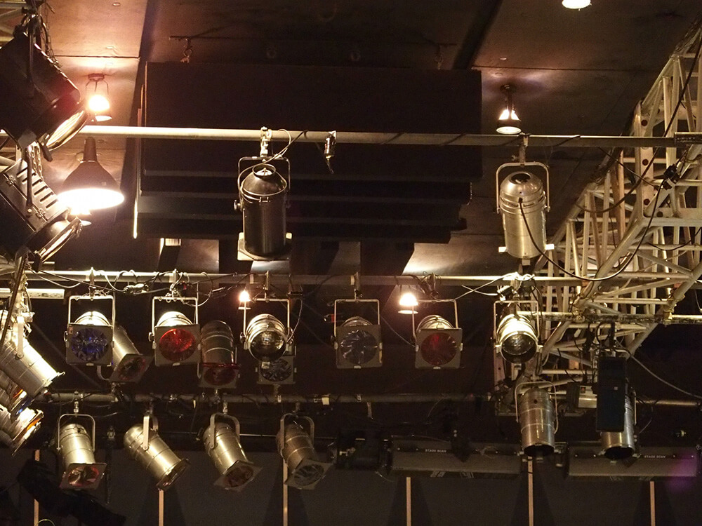 舞台の天井につられたパーライト