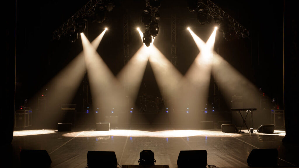 舞台に光を演出する照明スタッフ