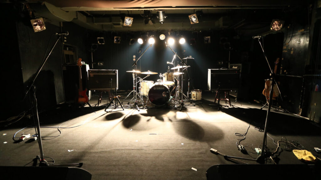 ライブハウスのステージ