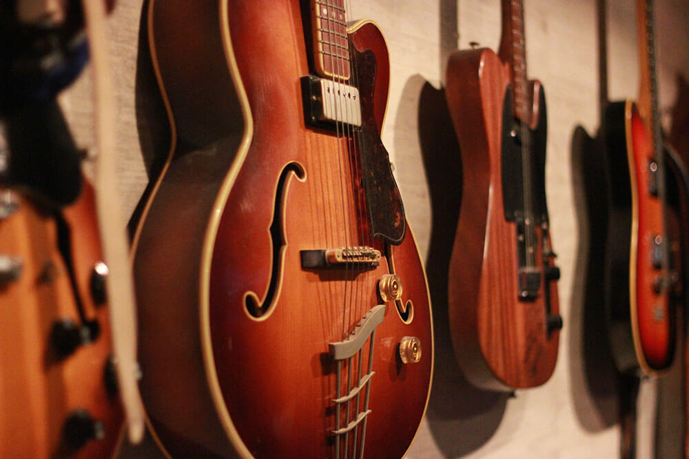 楽器屋さんの壁にかけられたギター
