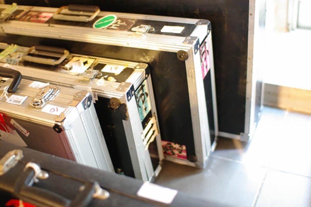 楽屋にはエフェクターボックスや楽器ケースが並ぶ