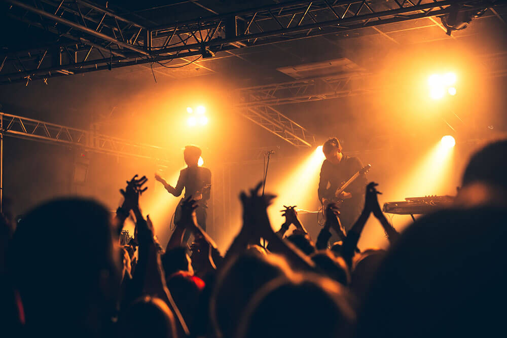 パンクロックバンドのライブ風景