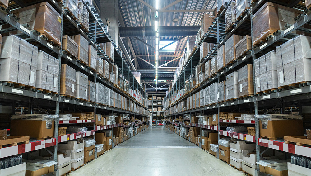 大型ホームセンターの店内